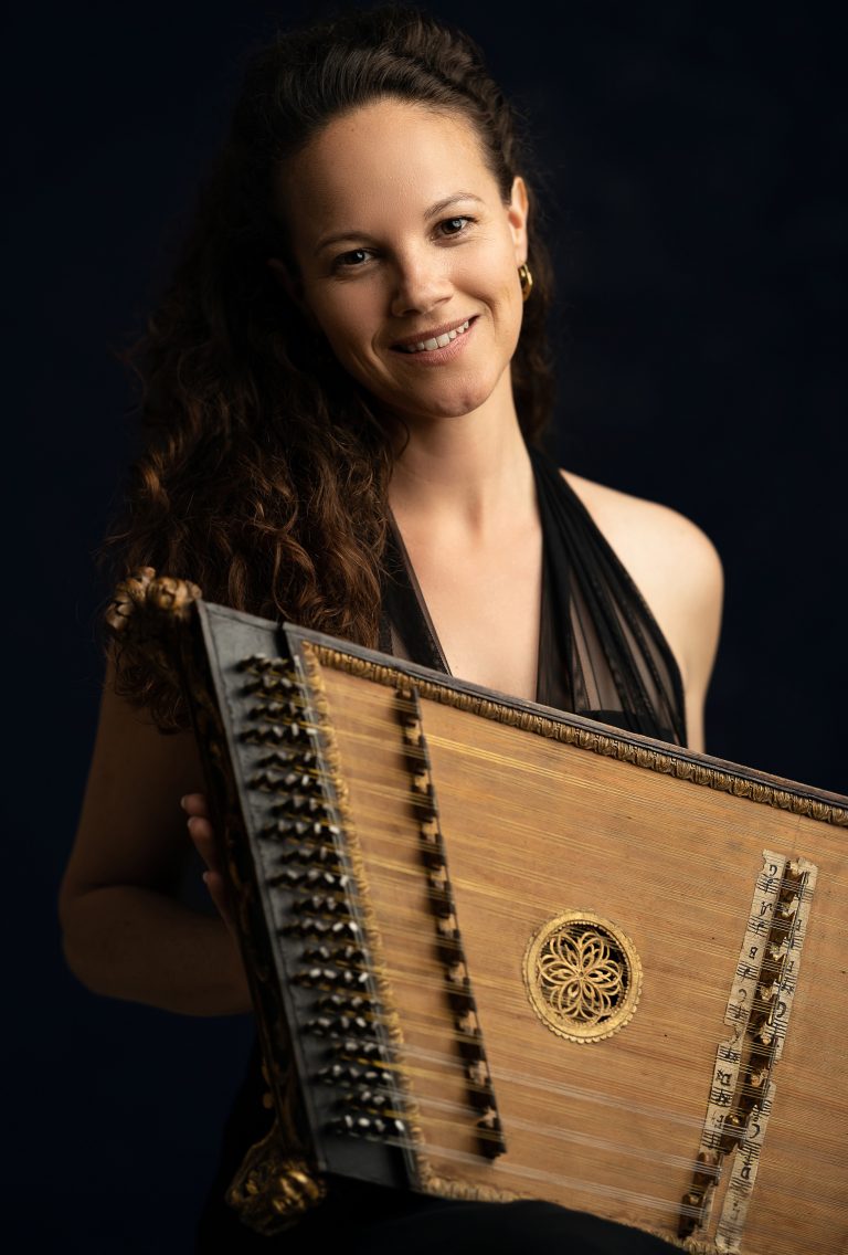 Franziska Fleischanderl mit ihrem Salterio. <span class="copyright">Alejandro Gomez</span>