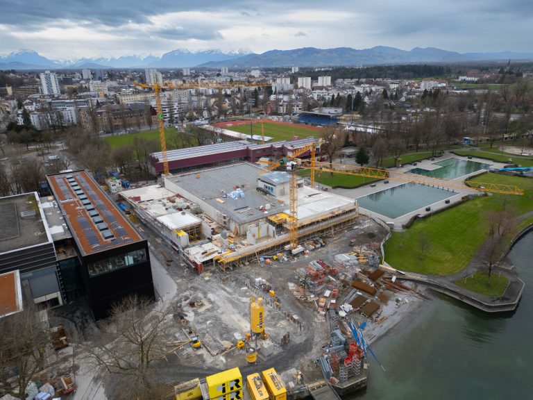 Die Baustelle des Hallen- und Freibads.