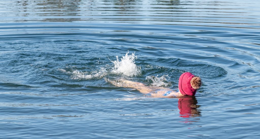 Ein eiskaltes Ritual am Alten Rhein