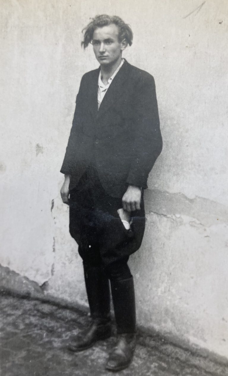 Egon Ender in der zerschlissenen Hose und den Lederstiefeln, die er in der Mordnacht getragen hatte. <span class="copyright">Vorarlberger Landesarchiv</span>