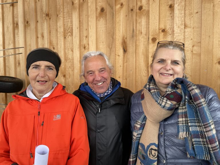 V.l.: Agnes Hertnagel, Günter Widmer und Melanie Ferstl. Die Drei sind Unterstützer der Bürgerinitiative. <span class="copyright">NEUE/Holzer</span><span class="copyright"></span>