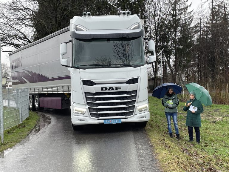 Hunderte Lkws pro Tag auf dieser Straße? Stand jetzt ohne Ausbau schwer vorstellbar. <br><span class="copyright">NEUE/HOLZER</span>