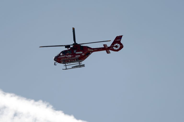 Im Helikopter wurde Shiffrin abtransportiert <span class="copyright">AP/Gabriele Facciotti</span>