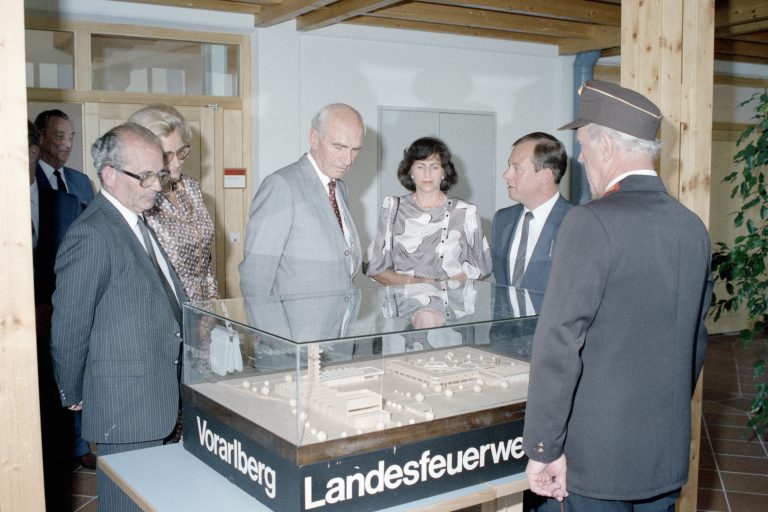 Bundespräsident Rudolf Kirchschläger (Mitte) war im Juli 1985 zu Besuch. <span class="copyright">Helmut Klapper/Vorarlberger Landesbibliothek</span>