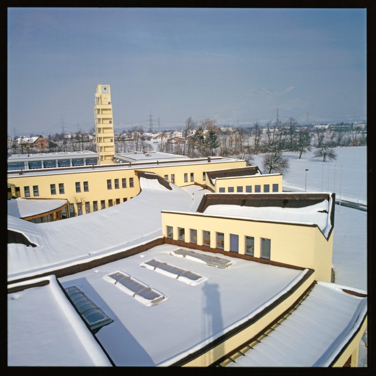 Die winterliche Landesfeuerwehrschule im Februar 1986 nur wenige Monate nach der Eröffnung. <span class="copyright">Helmut Klapper/Vorarlberger Landesbibliothek</span>