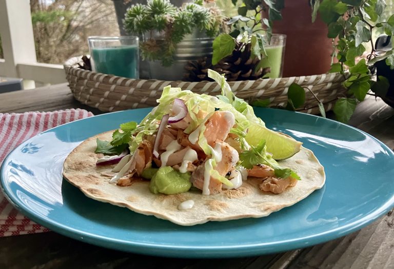 Bunte Lachs Tacos mit cremiger Guacamole - ein frisches und köstliches Fest für die Sinne. <span class="copyright">Ulrike Hagen</span>