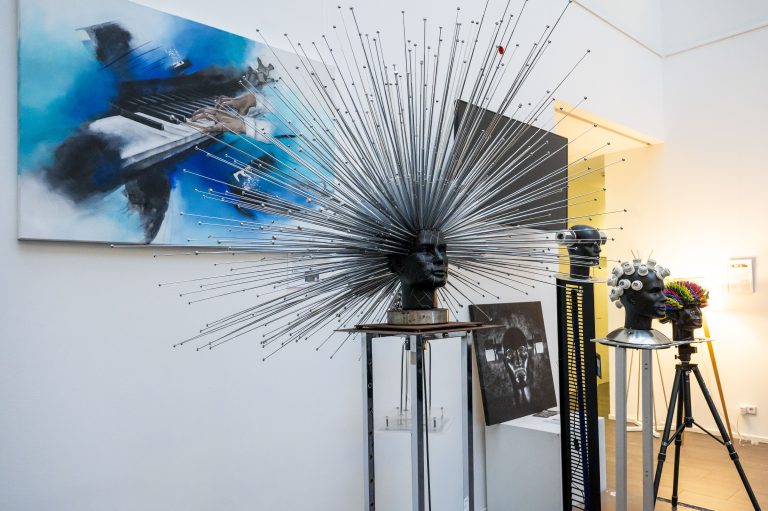 Blick in die Ausstellung mit unter anderem den Objekten von Walter Zingerle. <span class="copyright">Daniel Furxer</span>