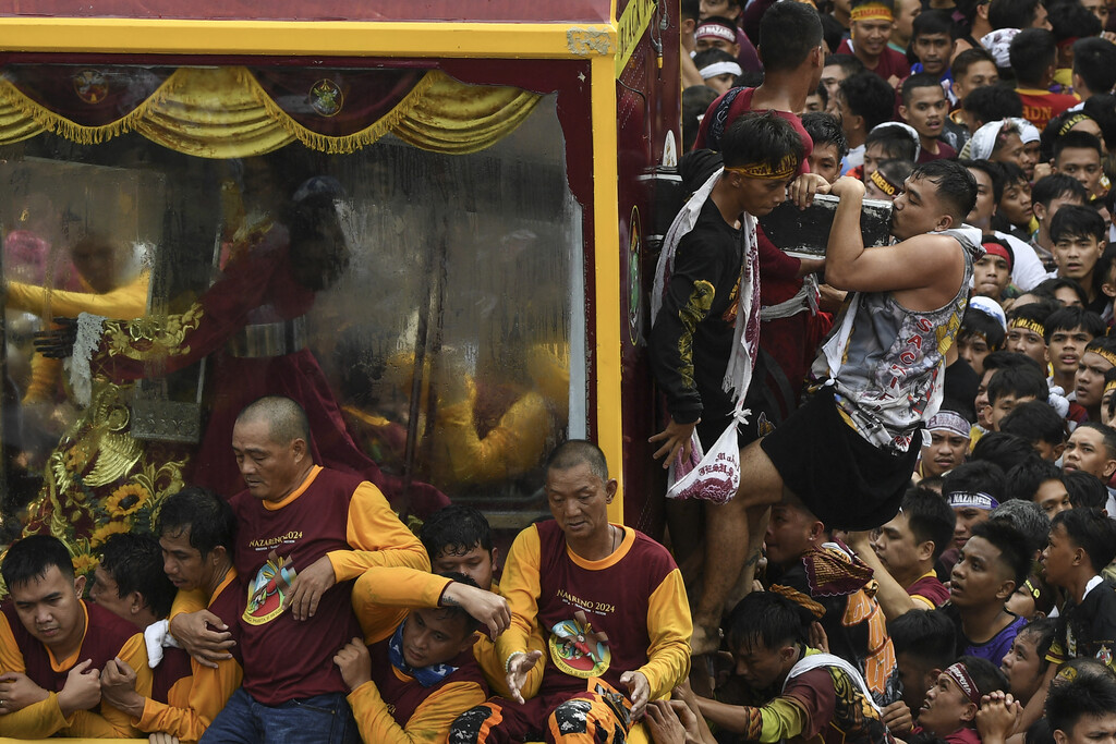 Eine Million Menschen ziehen barfuß durch Manila