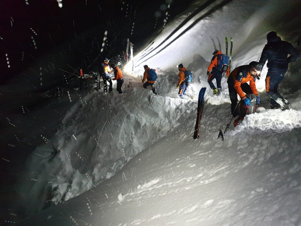 Verirrter Snowboarder steckte in Schneeloch fest