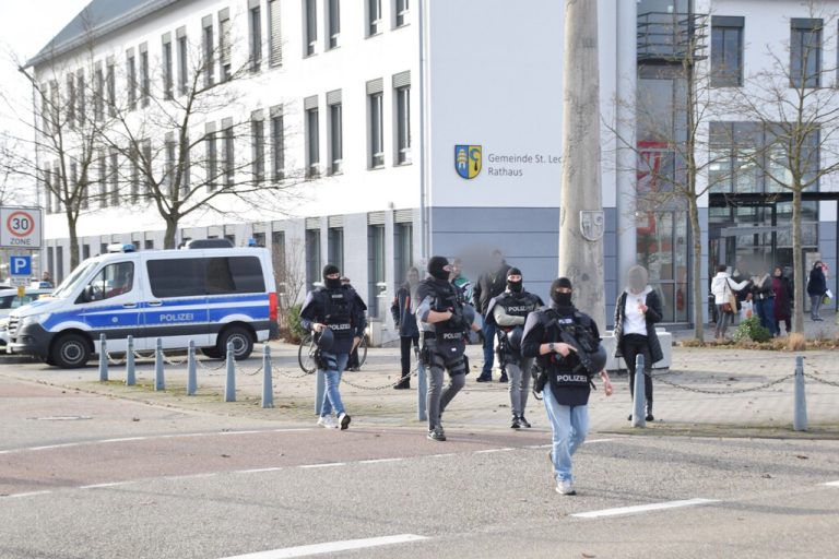 Spezialeinsatzkräfte der Polizei sind an einer Schule in St. Leon-Rot im Einsatz <span class="copyright">APA/Priebe</span>