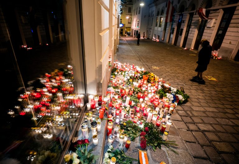 Kerzen am Tatort in der Wiener Innenstadt: Im November 2020 kam es hier zu einem blutigen Terroranschlag eines Islamisten <span class="copyright">APA/Hochmuth</span>