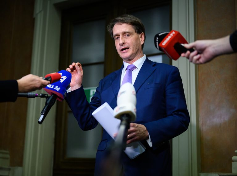 Kurz-Anwalt Otto Dietrich beim Prozess gegen den Ex-Kanzler wegen Falschaussage im Ibiza-U-Ausschuss <span class="copyright">APA/max slovencik</span>