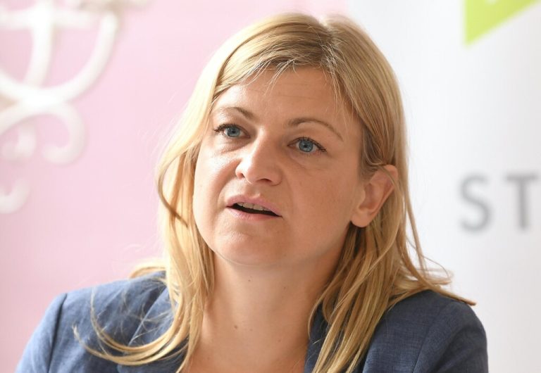 Die Vorsitzende der Privatangestellten-Gewerkschaft Barbara Teiber kritisiert das Überhand-Nehmen der All-in-Verträge <span class="copyright">APA/Fohringer</span>