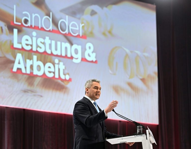 Bundeskanzler und ÖVP-Bundesparteiobmann Karl Nehammer bei seiner Rede in Wels <span class="copyright">APA/Helmut Fohringer</span>