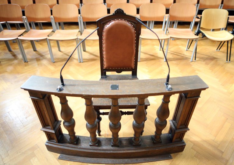 APA8970600 - 07082012 - WIEN - ÖSTERREICH: Blick auf den leeren Stuhl, auf dem üblicherweise die Angeklagten bzw. Zeugen anl. des 2. BAWAG-Prozesses am Dienstag, 07. August 2012, am Straflandesgericht Wien ihre Aussagen tätigen. APA-FOTO: GEORG HOCHMUTH