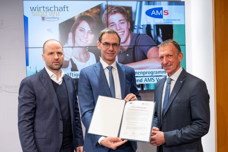 Marco Tittler, Markus Wallner und Bernhard Bereuter (von links) mit der vom Land und dem AMS geschlossenen Vereinbarung. <span class="copyright">VLK/Serra</span>