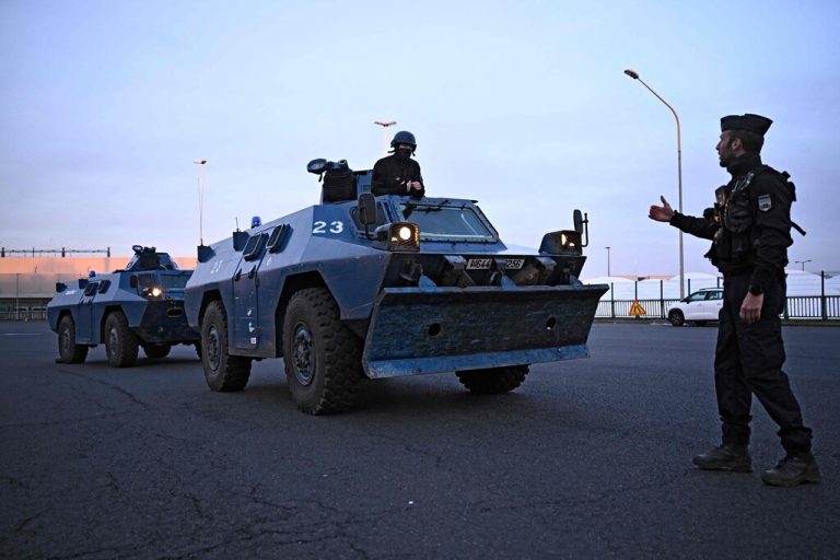 Gepanzerte Fahrzeuge haben bereits Stellung bezogen. <span class="copyright">JULIEN DE ROSA / AFP</span>