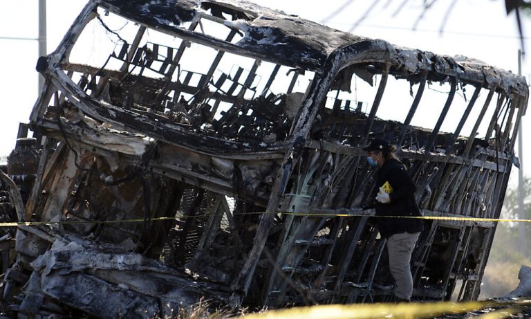 Bus brannte nach Unfall aus - Mindetsn 18 Tote in Mexiko <span class="copyright">APA/AFP</span>