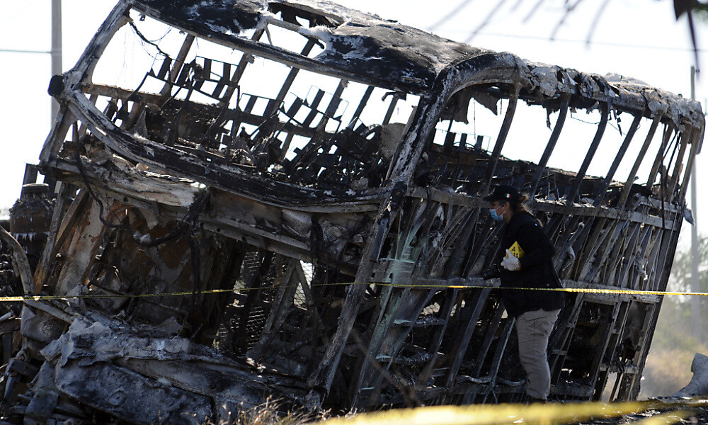 Busbrand nach Unfall: Mindestens 18 Tote in Mexiko