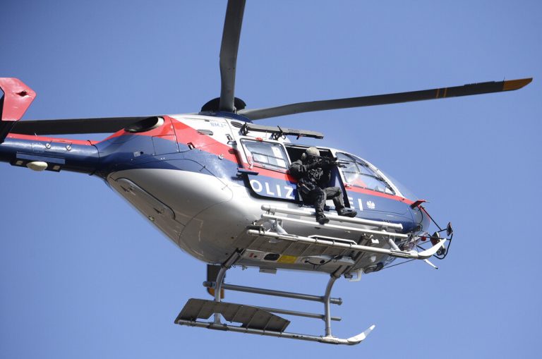 Die Polizei musste mit einem Hubschrauber ausrücken (Symbolbild) <span class="copyright">APA/Jäger</span>