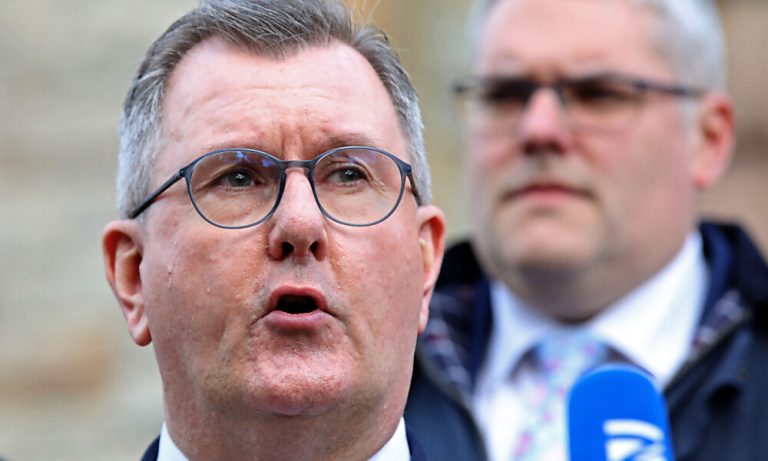 Jeffrey Donaldson lenkt offenbar ein