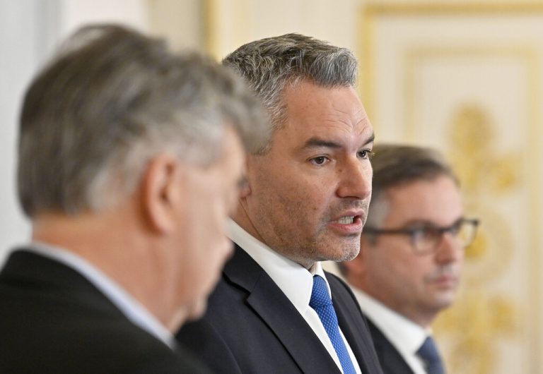 Vizekanzler Kogler, Kanzler Nehammer, Finanzminister Brunner<span class="copyright"> APA/Punz</span>