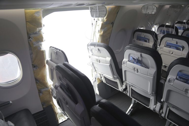 Bei einer so gut wie neuen Boeing 737-9 Max von Alaska Airlines mit mehr als 170 Menschen an Bord war am 5. Jänner kurz nach dem Start im Steigflug ein Rumpfteil herausgebrochen <span class="copyright">AP</span>