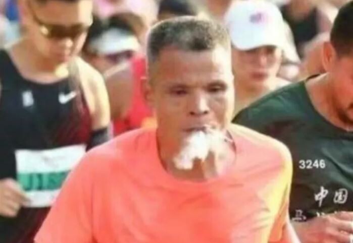 Marathonläufer rauchte während des ganzen Rennens
