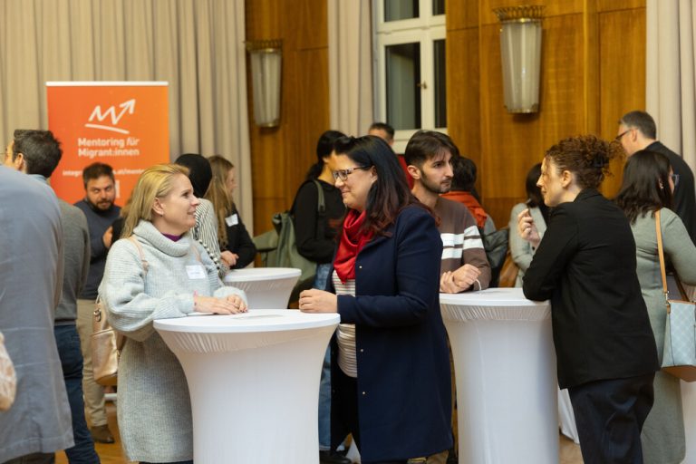 Landesrätin Sara Schaar (Mitte) tauschte sich ebenfalls mit den neuen Mentees aus <span class="copyright">JUST</span>