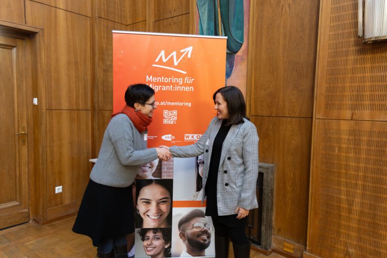 Mentorin und Mentee beim ersten Händeschütteln <span class="copyright">JUST</span>