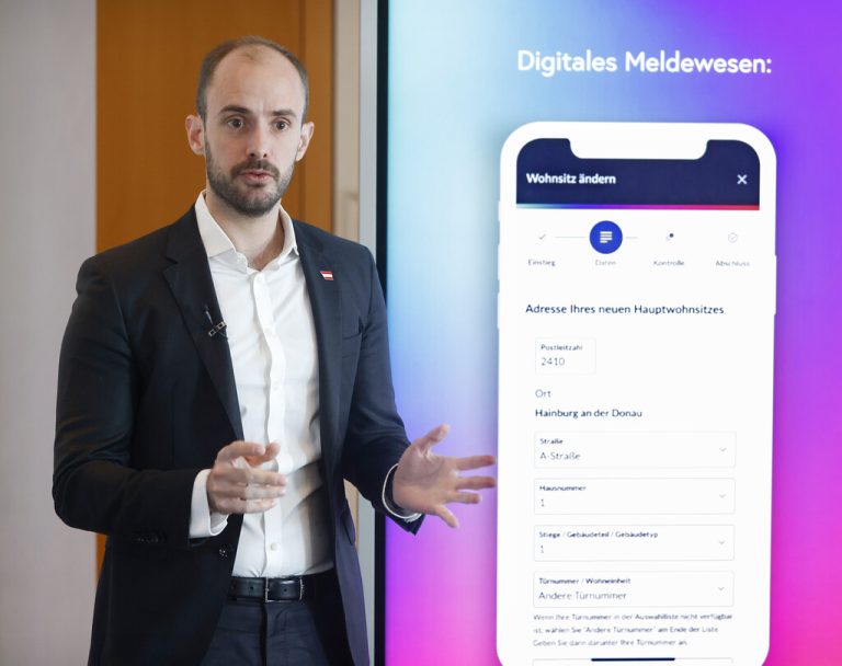 Digitalstaatssekretär Florian Tursky präsentierte die neuen Funktionen: Nebenwohnsitzmeldung sind ab sofort auch online möglich, Urkunden gibt es per Klick kostenfrei <span class="copyright">BKA/Regina aigner</span>