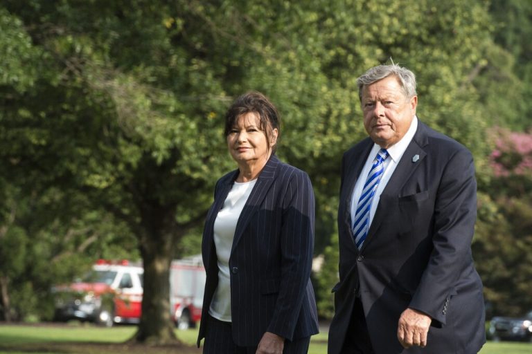Amalija Knavs und ihr Mann Viktor bei einem Besuch im Weißen Haus <span class="copyright">AFP/baradat</span>