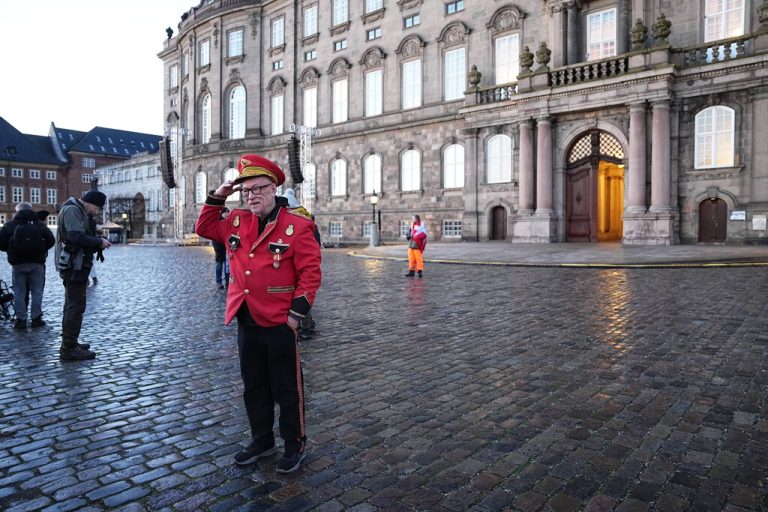 Finn Torslow from the Royal Museum in Torrild at Christiansborg Castle Square before the proclamation at Christiansborg Castle Square in Copenhagen on Sunday 14 January 2024. On 31 December 2023 the Queen announced that she would abdicate on 14 January and that the Crown Prince would be Denmark s regent from that day. Photo: Mads Claus Rasmussen/Scanpix 2024 feature match, Copenhagen Denmark *** Finn Torslow from the Royal Museum in Torrild at Christiansborg Castle Square before the proclamation at Christiansborg Castle Square in Copenhagen on Sunday 14 January 2024 On 31 December 2023 the Queen announced that she would abdicate on 14 January and that the Crown Prince would be Denmark s regent from that day Photo Mads Claus Rasmussen Sc PUBLICATIONxINxGERxSUIxAUTxONLY Copyright: MadsxClausxRasmussenx COP15495 spdk20240114-080800-L