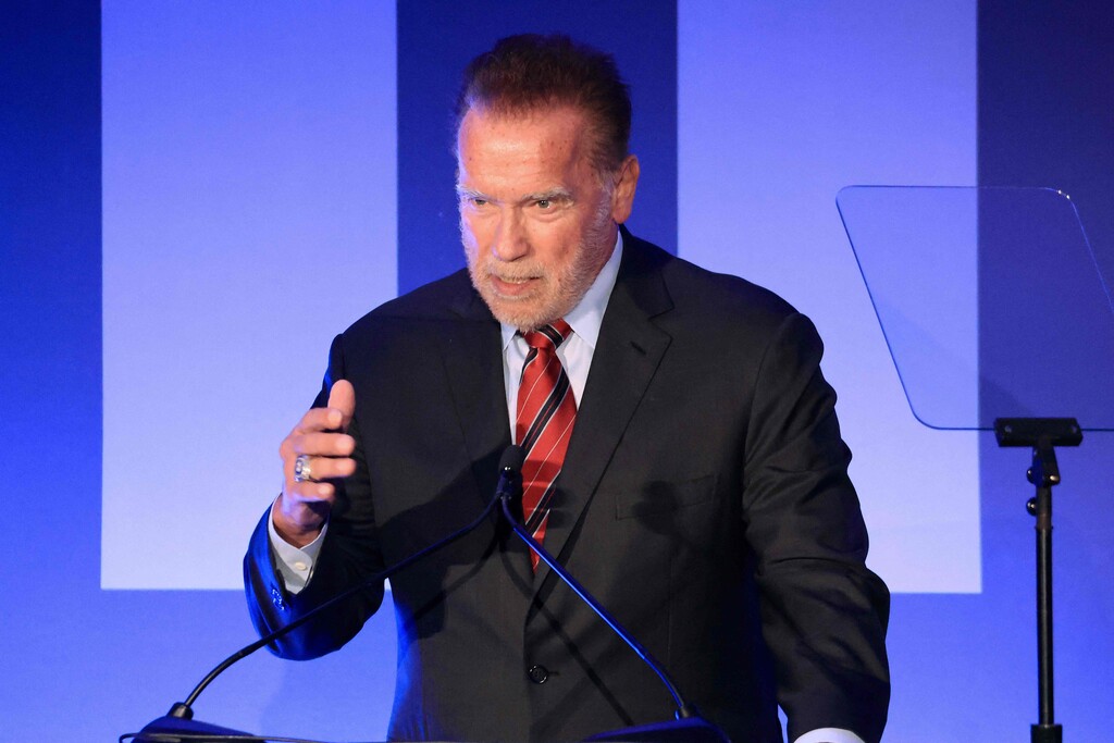 Arnold Schwarzenegger sitzt am Münchner Flughafen fest