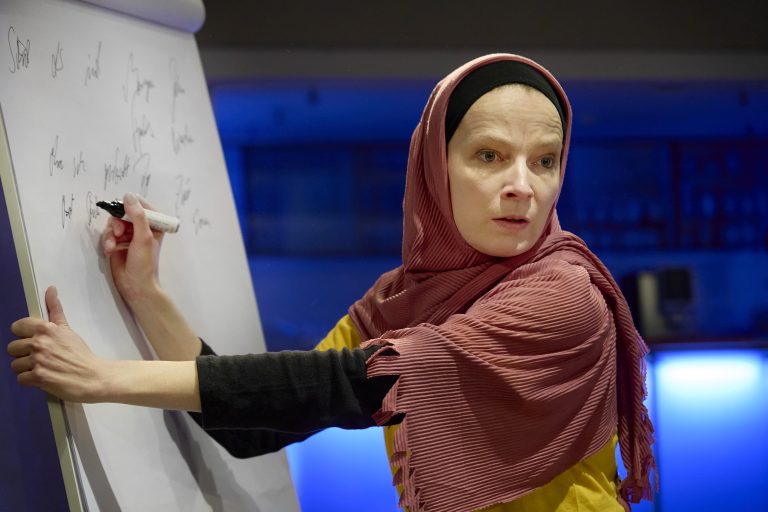 Yael Schüler in der Inszenierung