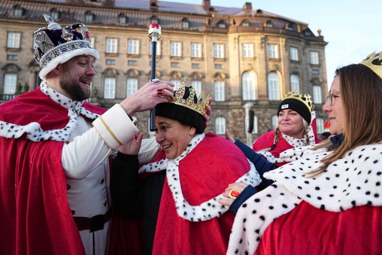 In royal dress RenÃ© Jensen, Charlotte Moeller, Karina Achton and Maria Falk at Christiansborg Castle Square before the proclamation at Christiansborg Castle Square in Copenhagen on Sunday 14 January 2024. On 31 December 2023 the Queen announced that she would abdicate on 14 January and that the Crown Prince from that day is Regent of Denmark. featurematch, Copenhagen Denmark *** In royal dress RenÃ© Jensen, Charlotte Moeller, Karina Achton and Maria Falk at Christiansborg Castle Square before the proclamation at Christiansborg Castle Square in Copenhagen on Sunday 14 January 2024 On 31 December 2023 the Queen announced that she would abdicate on 14 January and that the Crown Prince from that day is Regent of Denmark featurematch, Copenhage PUBLICATIONxINxGERxSUIxAUTxONLY Copyright: MadsxClausxRasmussenx COP15495 spdk20240114-091115-L