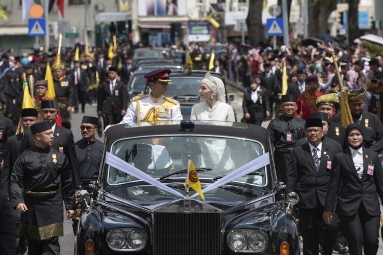 Zehn Tage lang durften sich die frisch verheirateten Prinz Abdul Mateen und Yang Mulia Anisha Rosnah feiern lassen <span class="copyright">AP</span>