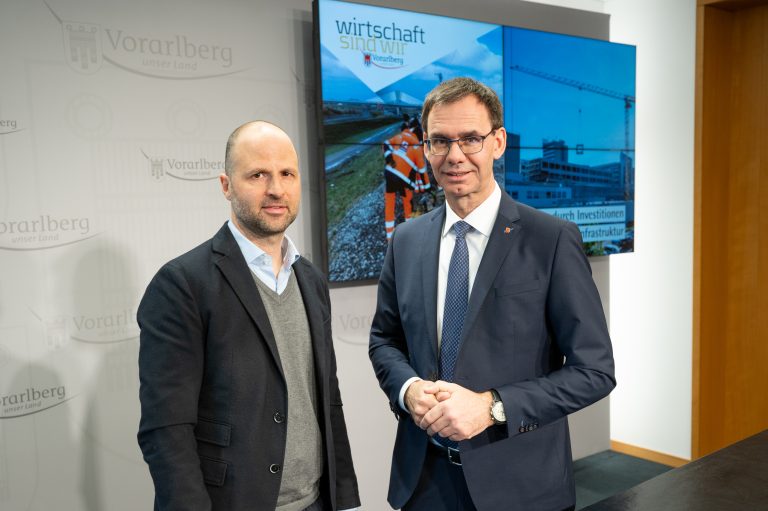 Bitte lächeln: Tittler und Wallner posieren nach dem Pressefoyer für ein Foto. <span class="copyright">Land Vorarlberg/A. Serra</span>