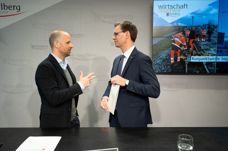 Tittler und Wallner im Gespräch. <span class="copyright">Land Vorarlberg/A. Serra</span>