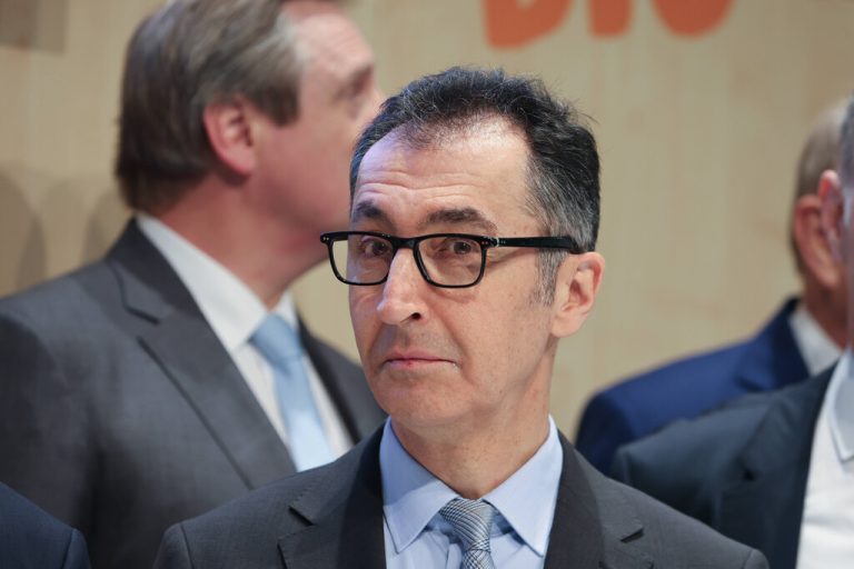 Özdemir wurde von den Bauern mit Forderungen konfrontiert <span class="copyright">IMAGO/Wölk</span>