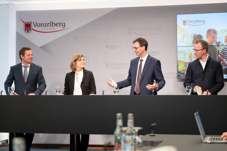 Im Pressefoyer stellten die Landesregierungsmitglieder die Initiative vor. <span class="copyright">Land Vorarlberg/A. Serra</span>