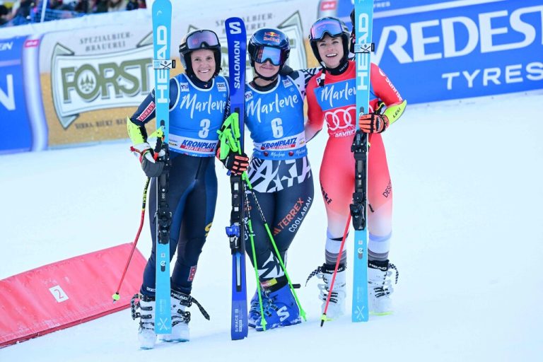 Lara Gut-Behrami (rechts) gewann vor Alice Robinson (Mitte) und Sara Hector, die ex aequo Zweite wurden <span class="copyright">AFP/tiziana Fabi</span>