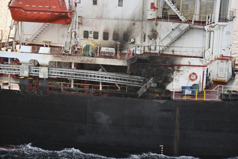Dieses Foto von der indischen Marine zeigt die Genco Picardy, die unter US-Flagge fährt und am Donnerstag von einer Drohne der Houthi-Rebellen beschossen worden ist. <span class="copyright">AP</span>
