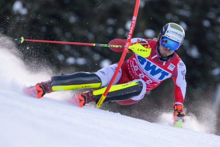 Atle Lie McGrath und Henrik Kristoffersen stehen mit ihm auf dem Podest.<span class="copyright">GEPA pictures/ Mathias Mandl</span>