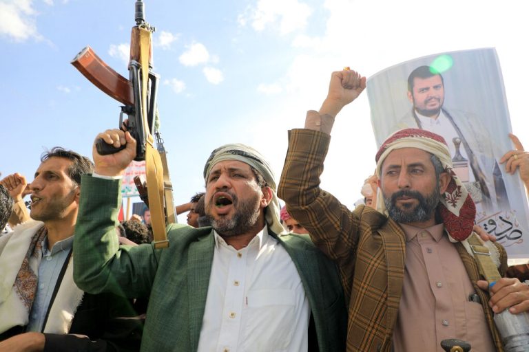 Jemenitische Männer schwingen ihre Waffen und halten Porträts des Huthi-Führers Abdul Malik al-Houthi hoch. <span class="copyright">AFP/huwais</span>