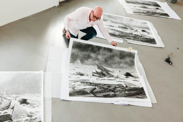 Der Künstler Mathias Kessler beim Aufbau der Ausstellung im Bildraum Bodensee. <span class="copyright">Klaus Hartinger </span>