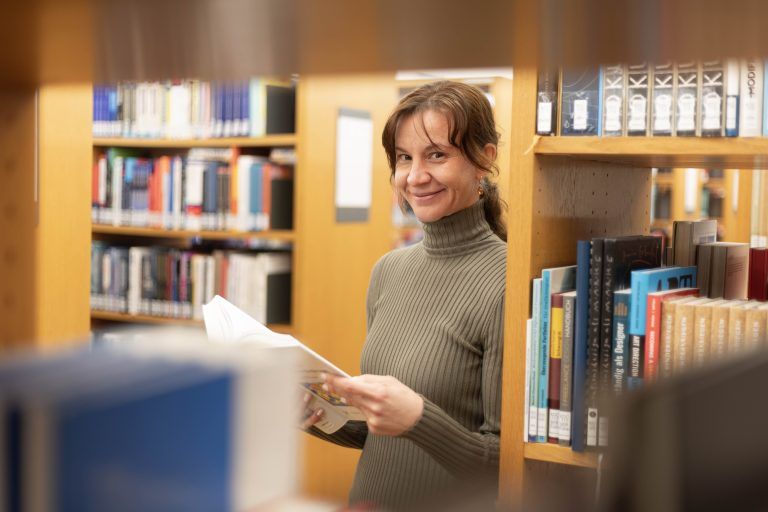 Im Arbeitsalltag warten die neusten Erkenntnisse auf sie meist am Laptop , seltener schlägt sie ein Buch auf. <span class="copyright">Hartinger</span>