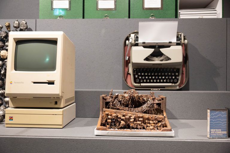 In der Ausstellung findet man diese alte Schreibmaschine ... <span class="copyright">Hartinger</span>