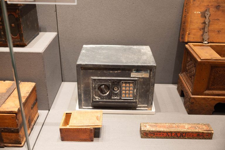 "Lieber Inhalt, es tut mir leid, dass ich dich nicht aufrichtig schützen konnte", liest man vor dieser Schreibmaschine. <span class="copyright">Hartinger</span>