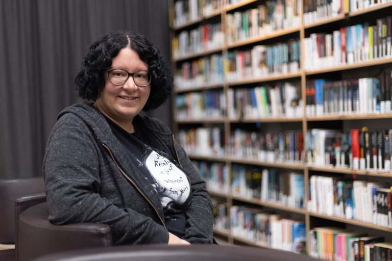 Autorin und Bibliothekarin Jasmine Etter an ihrem Arbeitsplatz in Lustenau.<br><span class="copyright">hartinger</span>